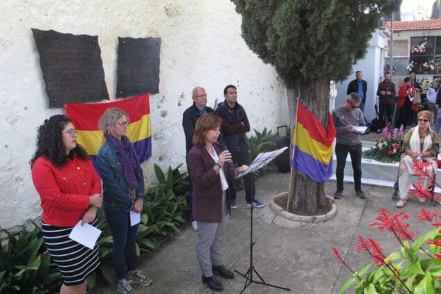 «Para que sus nombres no se borren»: Dénia rinde homenaje a los 49 republicanos fusilados en 1939 en el cementerio municipal 4 Imagen: Maria Josep Ripoll toma la palabra en el acto