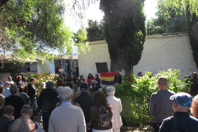 «Para que sus nombres no se borren»: Dénia rinde homenaje a los 49 republicanos fusilados en 1939 en el cementerio municipal 2 Imagen: Imagen de los participantes en el homenaje