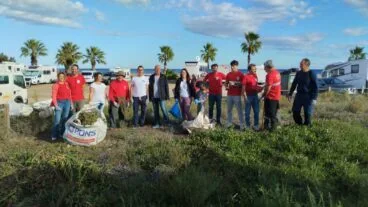 Participantes en la jornada Barriendo mares en Dénia (
