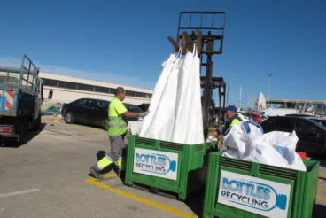 Depositando los residuos de la Jornada Barriendo mares en Dénia