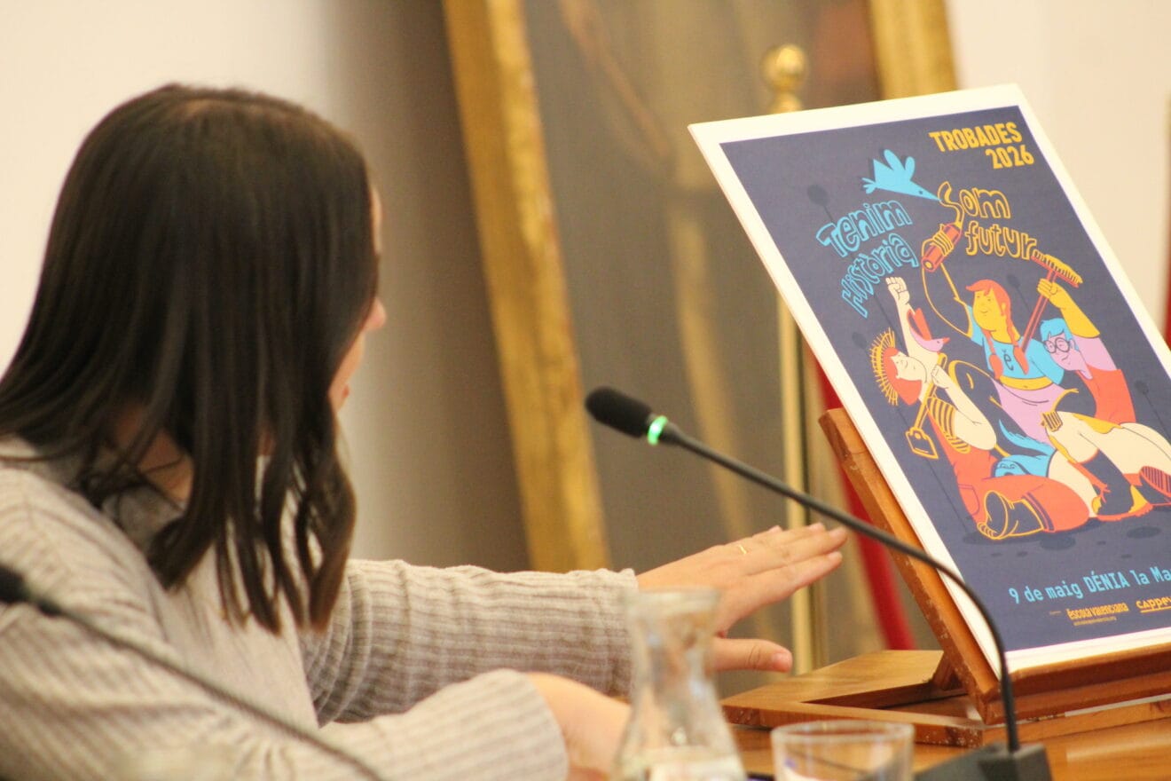 La concejala de Educación, Melani Ivars, junto al cartel de la Trobada