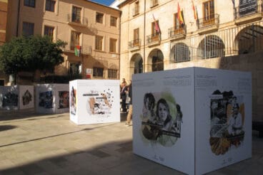 la exposicion de arte en el espacio publico som marea se instala en la plaza de la constitucio 22