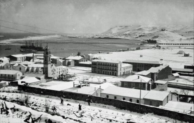 Imagen: Vista de las ruinas del Castell d'Olimbroi nevadas, Dénia (1907).