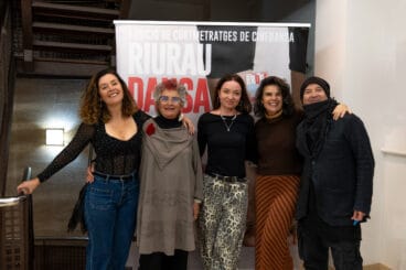 miembros de la organizacion con la cineasta marianna slobodian en el centro llegada desde polonia para presentar su pelicula solitude