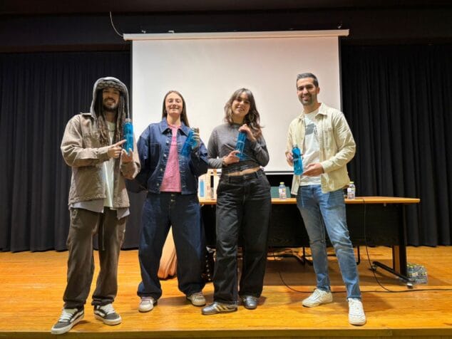 Imagen: Naina, Esther y Esteve junto a Valen Alcalà