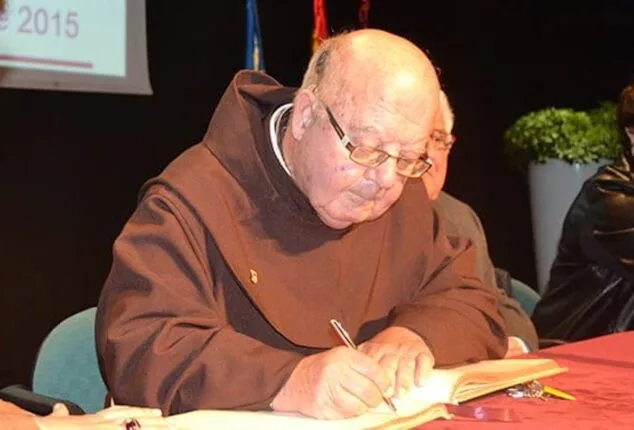 Preocupación en Dénia por el traslado del Padre Enrique Oltra tras 50 años custodiando la Ermita del Pare Pere 1 Imagen: Nombramiento de hijo adoptivo al Padre Enrique Oltra