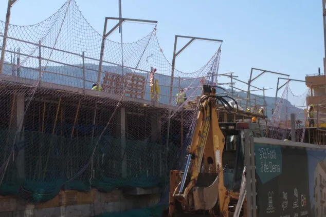 Imagen: Obreros trabajando en una nueva construcción en Dénia