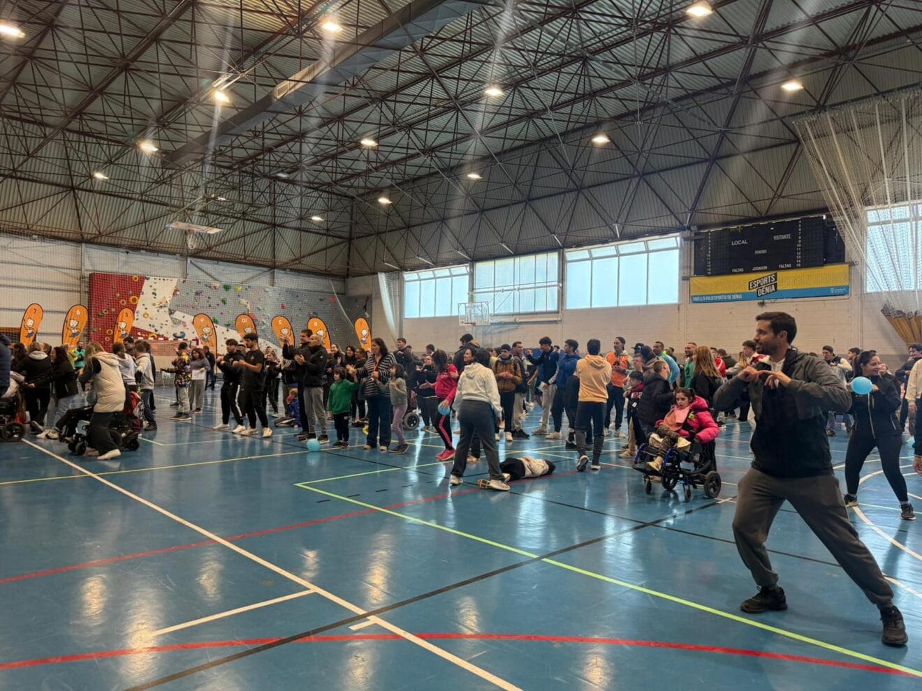 Participantes en el polideportivo de Dénia