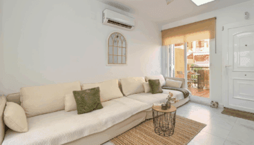 Sala de estar luminosa y acogedora en Casa Denimar Dénia