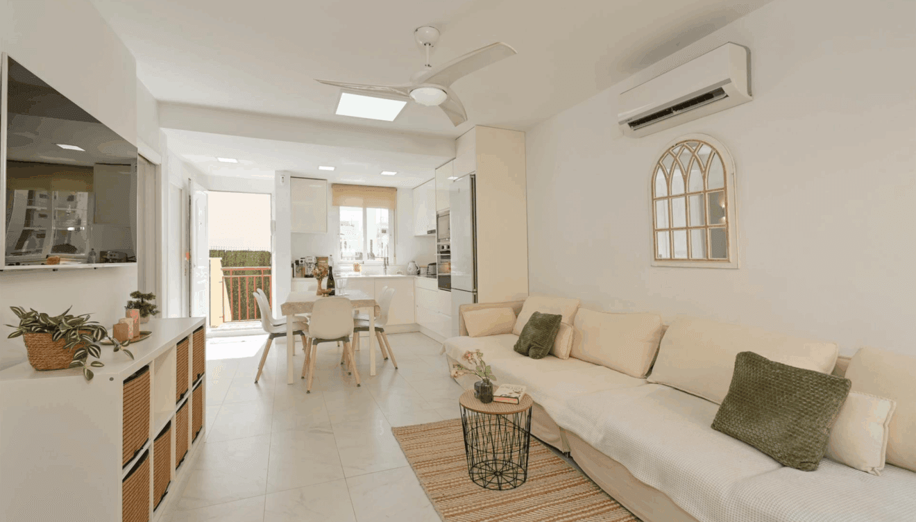 Salón comedor con cocina abierta totalmente equipada en Casa Denimar Dénia