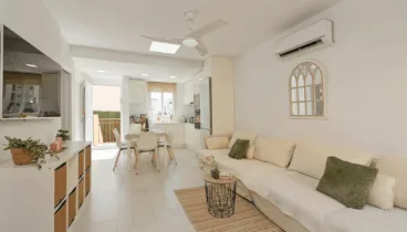 Salón comedor con cocina abierta totalmente equipada en Casa Denimar Dénia