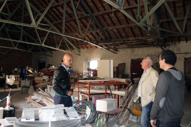 Imagen: Visita del alcalde, Vicent Grimalt, y el concejal de Cultura, Raúl García de la Reina al almacén tras el anuncio