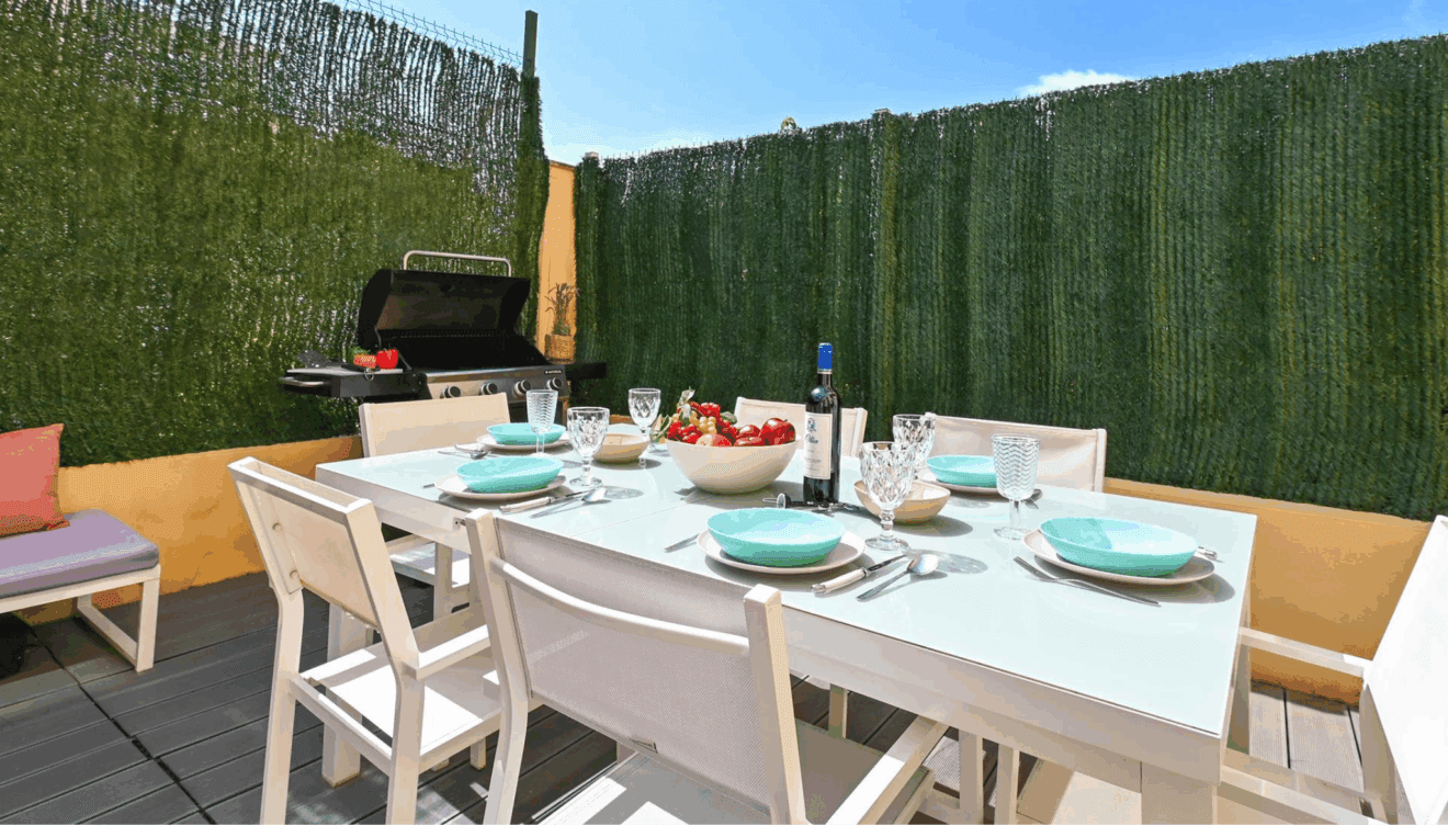 Zona exterior con barbacoa y ducha al aire libre en Casa Denimar