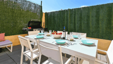 Zona exterior con barbacoa y ducha al aire libre en Casa Denimar