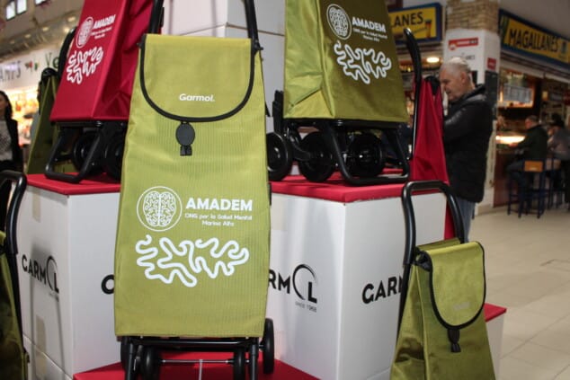 El árbol de Navidad solidario del Mercat de Dénia se vuelca con la salud mental 2 Imagen: Árbol de Navidad Solidario en el Mercat de Dénia