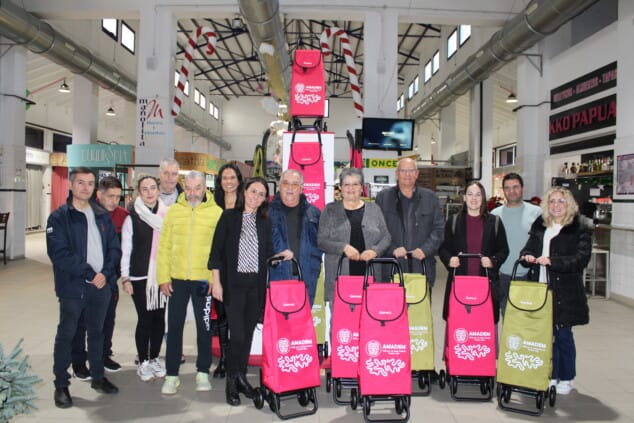 El árbol de Navidad solidario del Mercat de Dénia se vuelca con la salud mental 1 Imagen: Inauguración del Árbol solidario del Mercat de Dénia