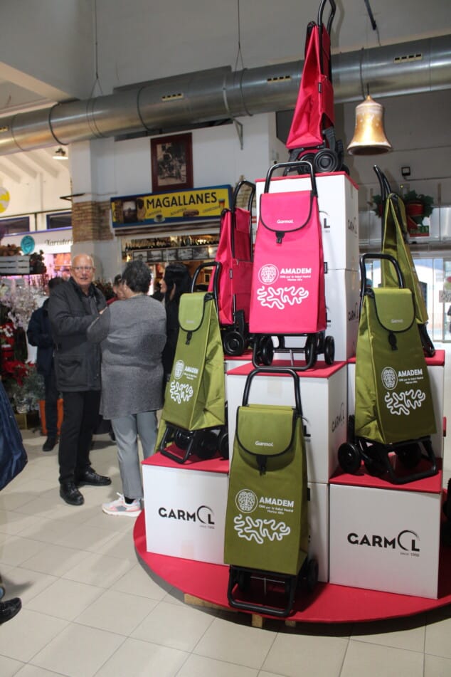 El árbol de Navidad solidario del Mercat de Dénia se vuelca con la salud mental 3 Imagen: Árbol de Navidad Solidario del Mercat de Dénia 2025