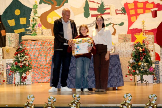 Alexandra Bukharkova, del CEIP Llebeig, gana el concurso de tarjetas de Navidad 2025 de Dénia 1 Imagen: Alexandra Bukharkova recibe el premio del concurso de tarjetas de Navidad de Dénia 2025