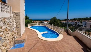 Alquiler con jardín amplio, césped y piscina, ideal para familias