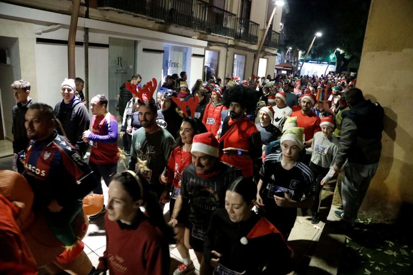 Ambiente en el centro de Dénia durante la San Silvestre 2025