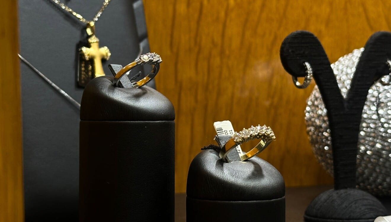 Anillos y colgantes con brillantes que combinan estilo y sofisticación