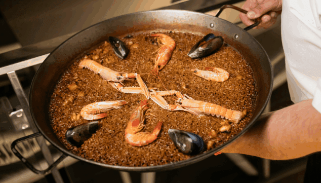 arroz a banda tradicional con sabor a lonja y fuego lento