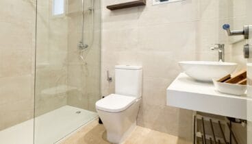 Baño amplio y moderno para relajarse y sentirse como en casa