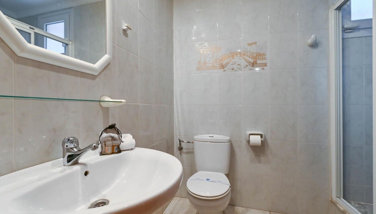 Baño completo con ducha práctica