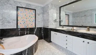 Baño con detalles cuidados para mayor comodidad