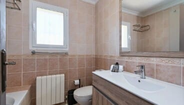 Baño con ducha funcional y luminoso en Villa Cala Serena