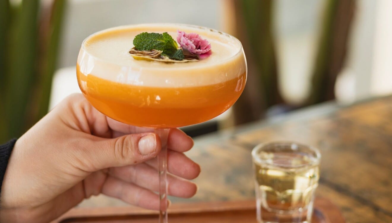Bar con cócteles creativos y bebidas todo el día en Basta