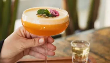 Bar con cócteles creativos y bebidas todo el día en Basta
