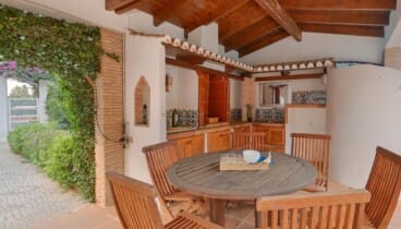Barbacoa equipada para disfrutar con familia y amigos