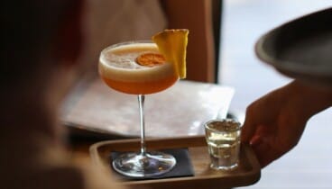 Bebidas exclusivas en lounge bar de la marina