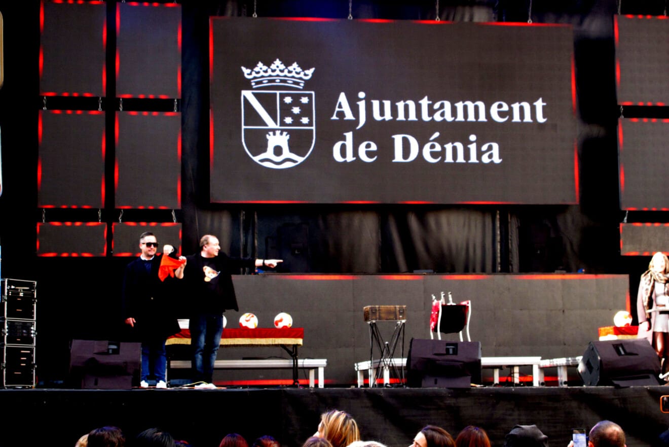 Campanadas del mediodía en Dénia con protagonismo para los más pequeños (12)