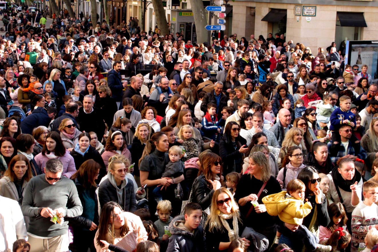 Campanadas del mediodía en Dénia con protagonismo para los más pequeños (20)