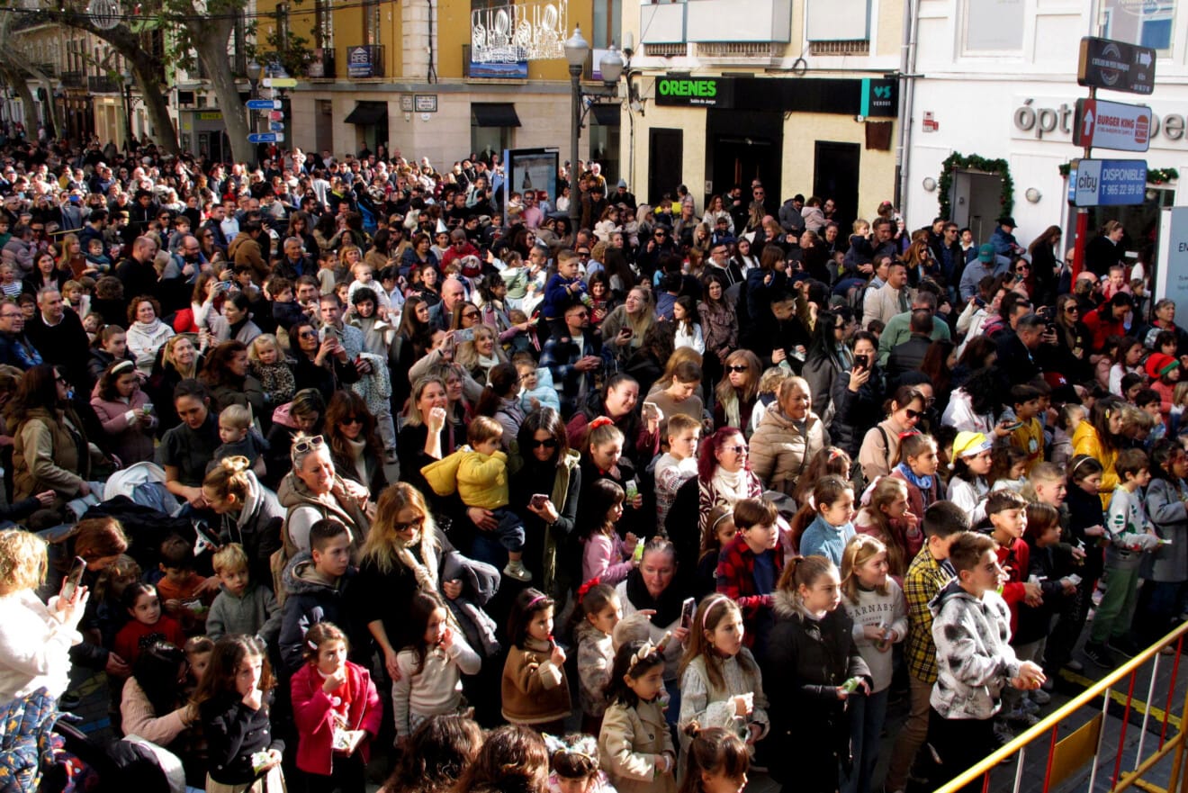 Campanadas del mediodía en Dénia con protagonismo para los más pequeños (23)