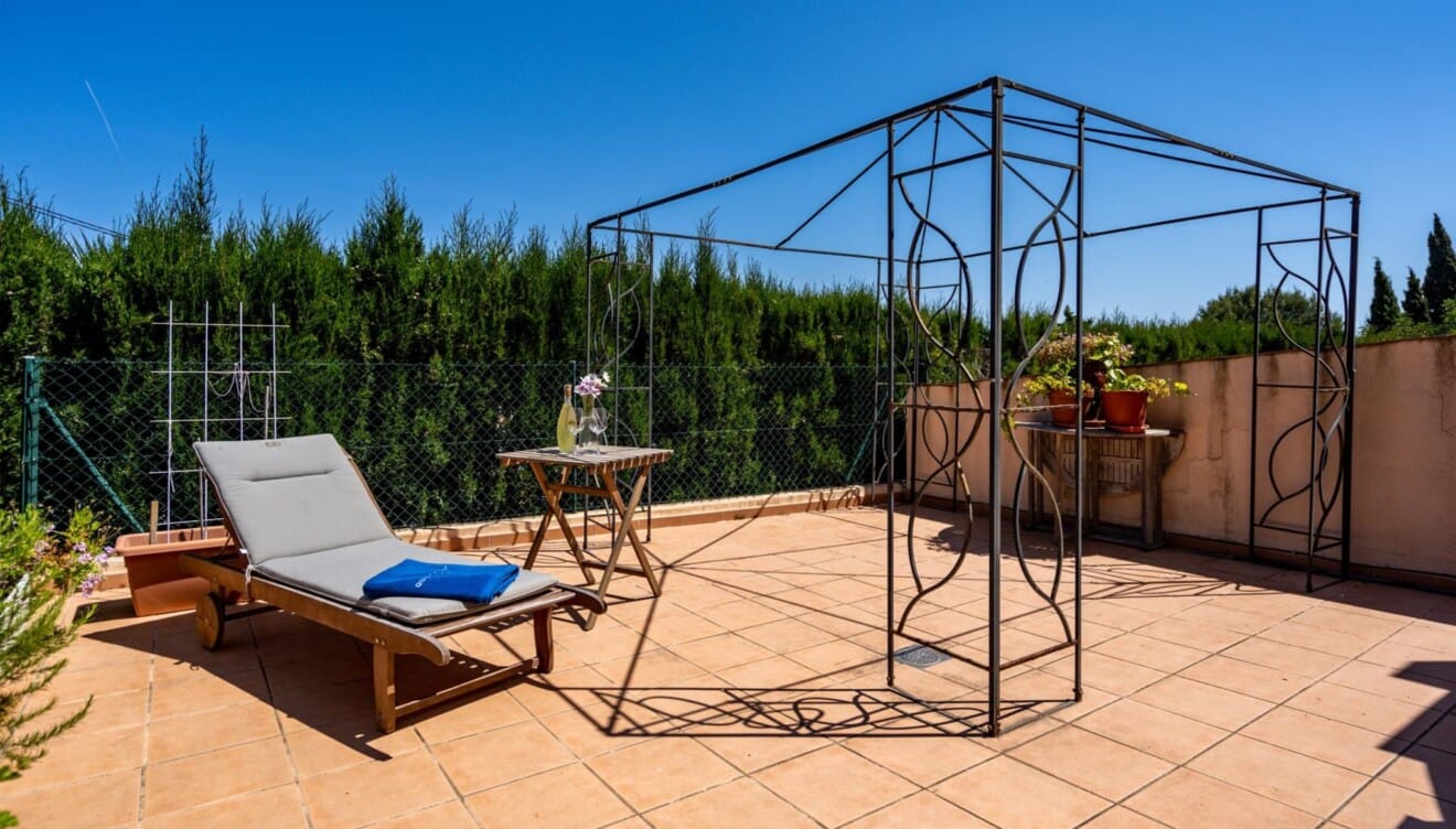 Casa con espacios exteriores cuidados para vacaciones tranquilas