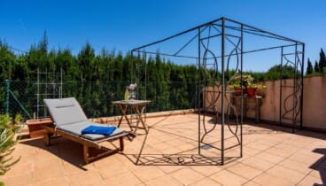 Casa con espacios exteriores cuidados para vacaciones tranquilas