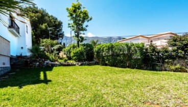 Casa con jardín privado vallado y terraza con pérgola en Denia