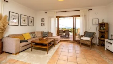 Casa en Denia con salón luminoso aire acondicionado y chimenea