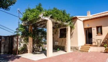 Casa vacacional en Denia para 6 personas con jardín privado y piscina a minutos de la playa