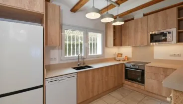 Cocina funcional con acceso cómodo a zonas comunes