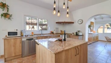 Cocina funcional con electrodomésticos completos en Villa Cala Serena