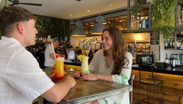 Cócteles creativos en un lounge bar del puerto