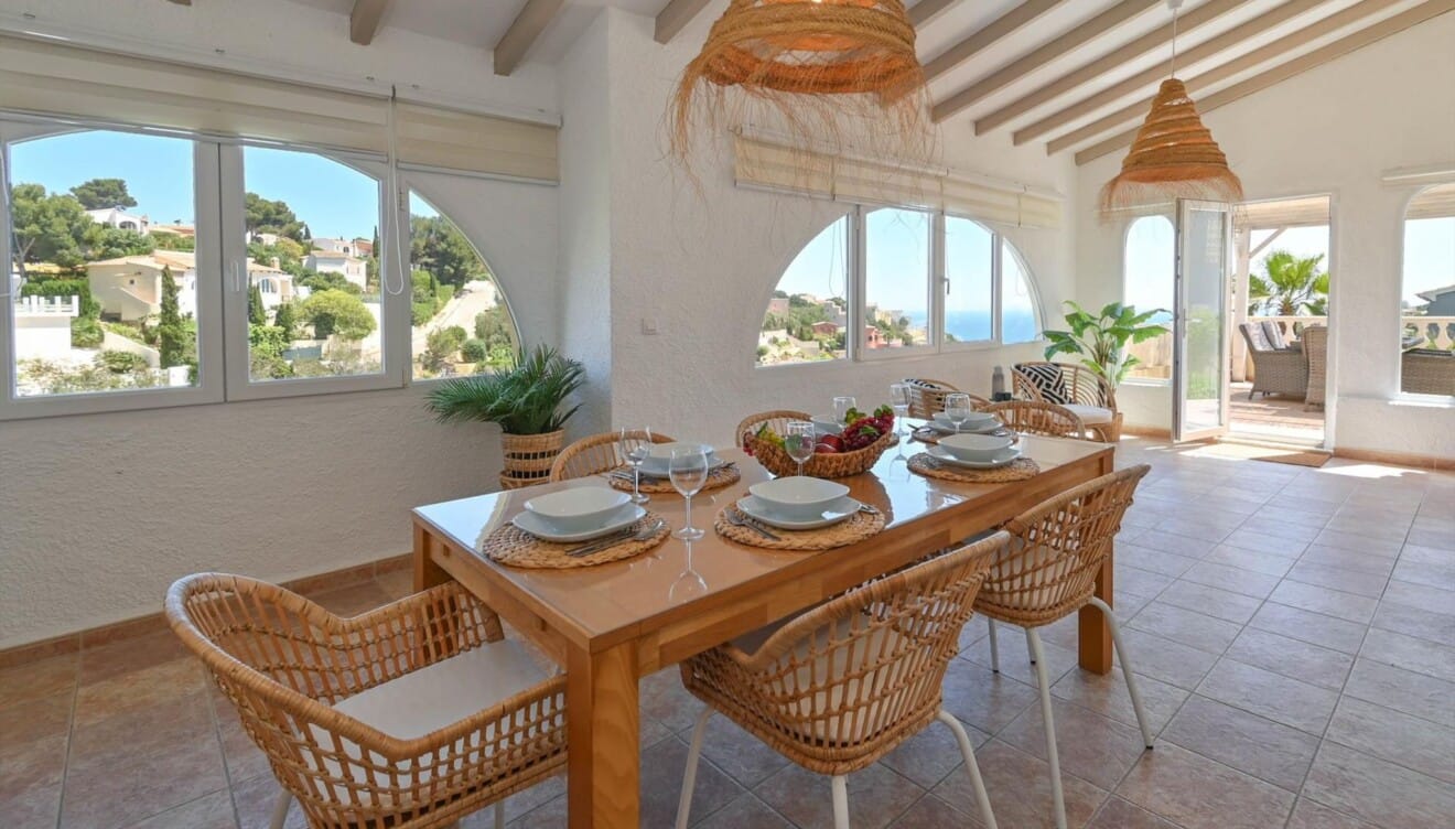 Comedor interior cómodo y bien distribuido en Villa Cala Serena