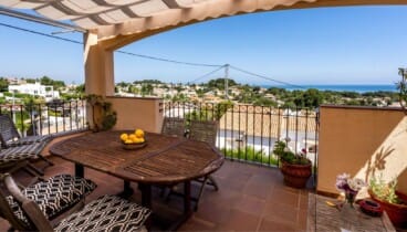 Disfruta de comidas al aire libre en terraza con tumbonas en Denia