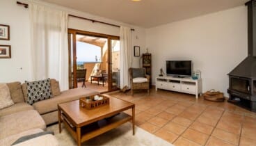 Dormitorio con camas individuales y aire acondicionado en Denia