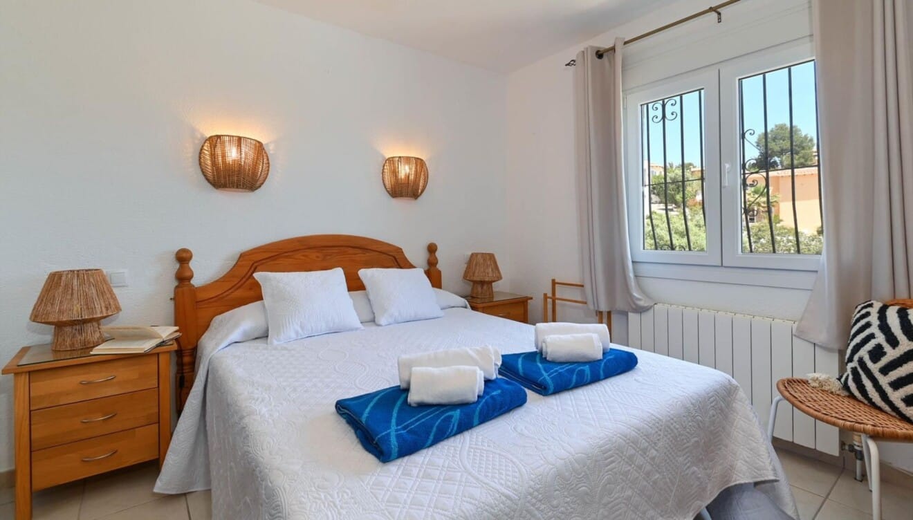 Dormitorio con dos camas individuales ideal para familias en Villa Cala Serena