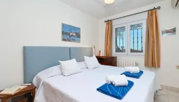 Dormitorio luminoso pensado para el confort